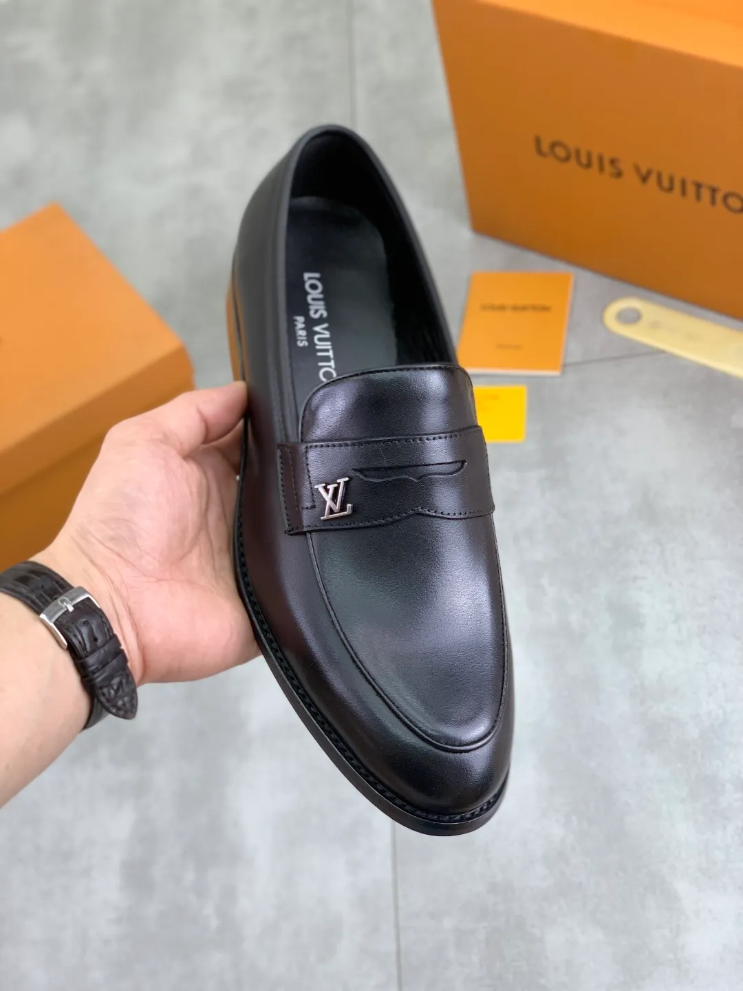 Men's Men's Shoes 💰P420 [New Style] 💰Yangli💎💎💎[Louis Vuitton] LV high-end men's formal business leather shoes, original order 1:1! Original imported calfskin, original metal buckle, imported sheepskin lining for feet, original outsole, men's shoe size: 39-45 (38.46 customized) black optional